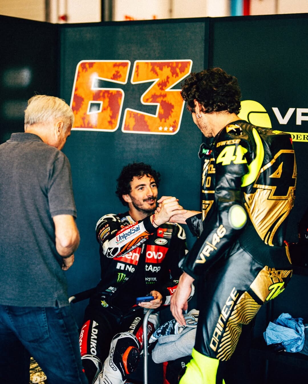 Valentino Rossi al Mugello per un allenamento: che show tra impennate e giri sulla Yamaha R1
