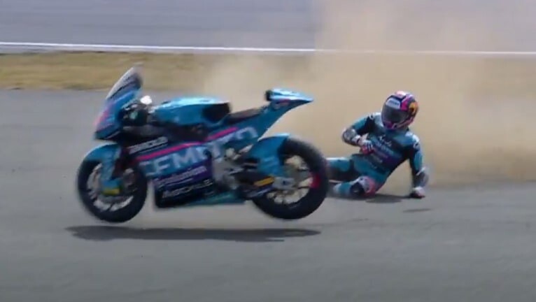 Moto2, rocambolesco incidente per Alonso a Silverstone