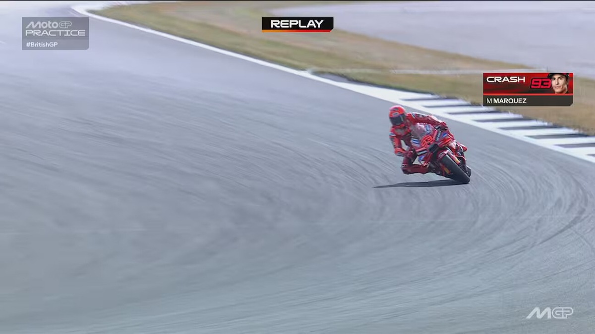 MotoGP, Marc Marquez, la sciocca caduta a Silverstone: le FOTO