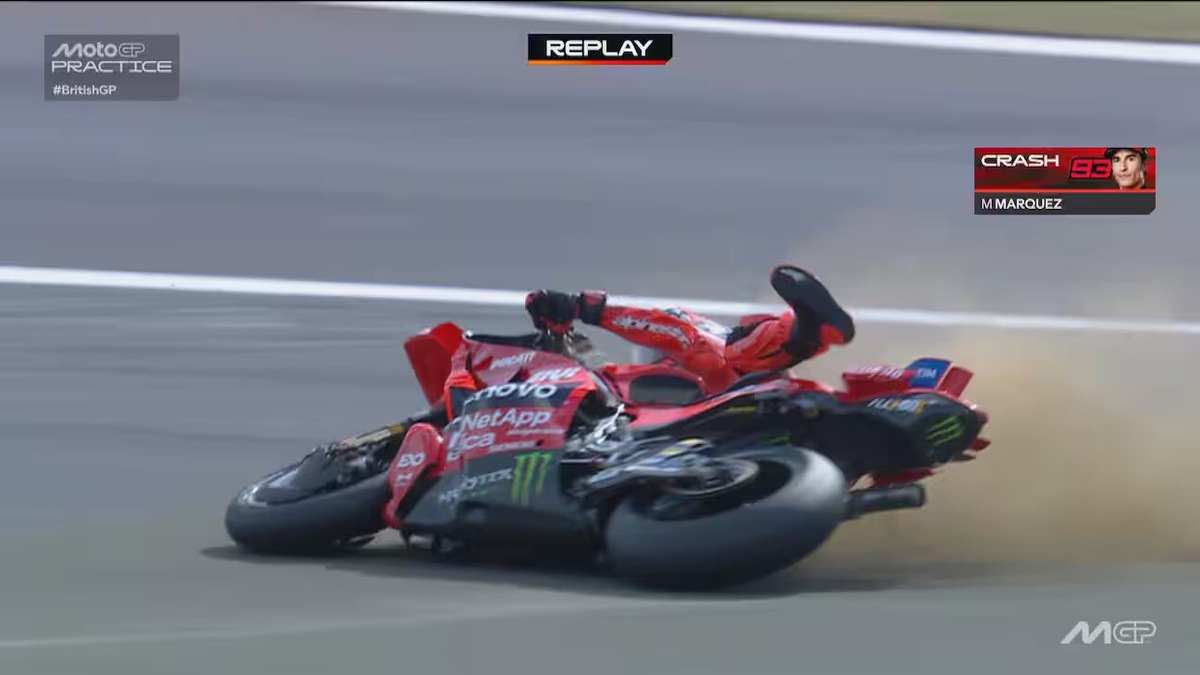 MotoGP, Marc Marquez, la sciocca caduta a Silverstone: le FOTO