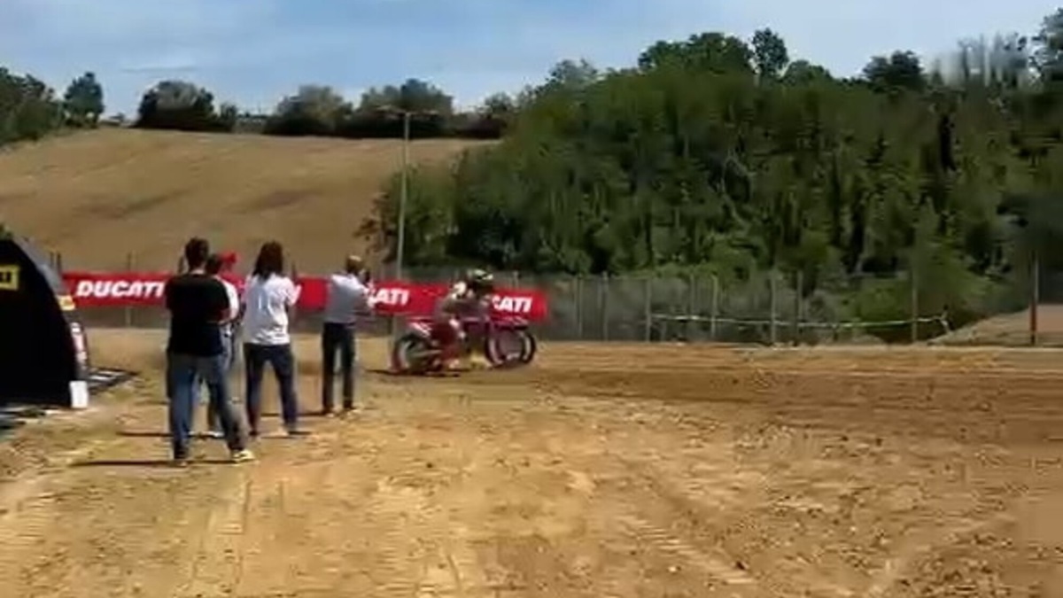 Lupino e Tony Cairoli che provano una partenza a Faenza sulla Ducati DesmoMX 450