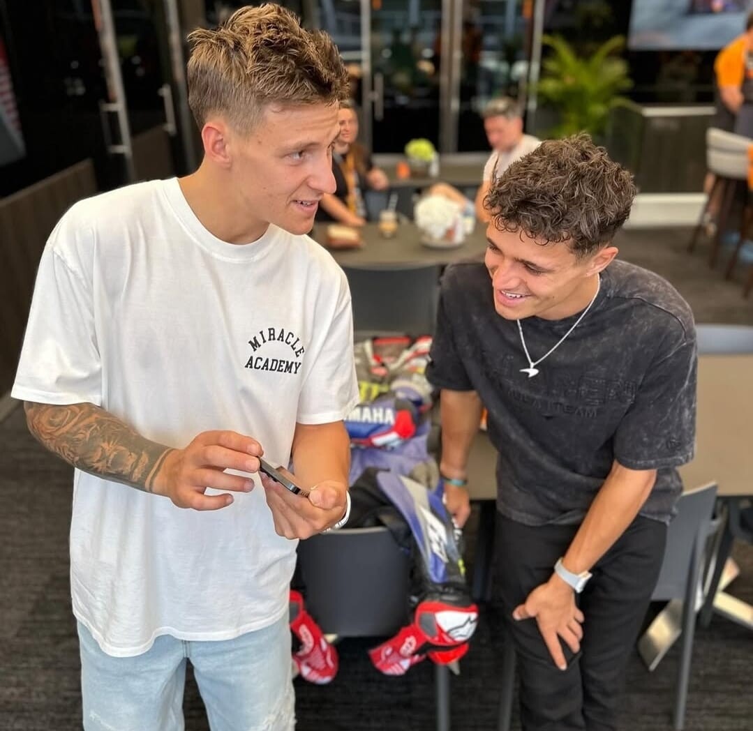 MotoGP e F1 s'incontrano: scambio di tute tra Quartararo e Norris