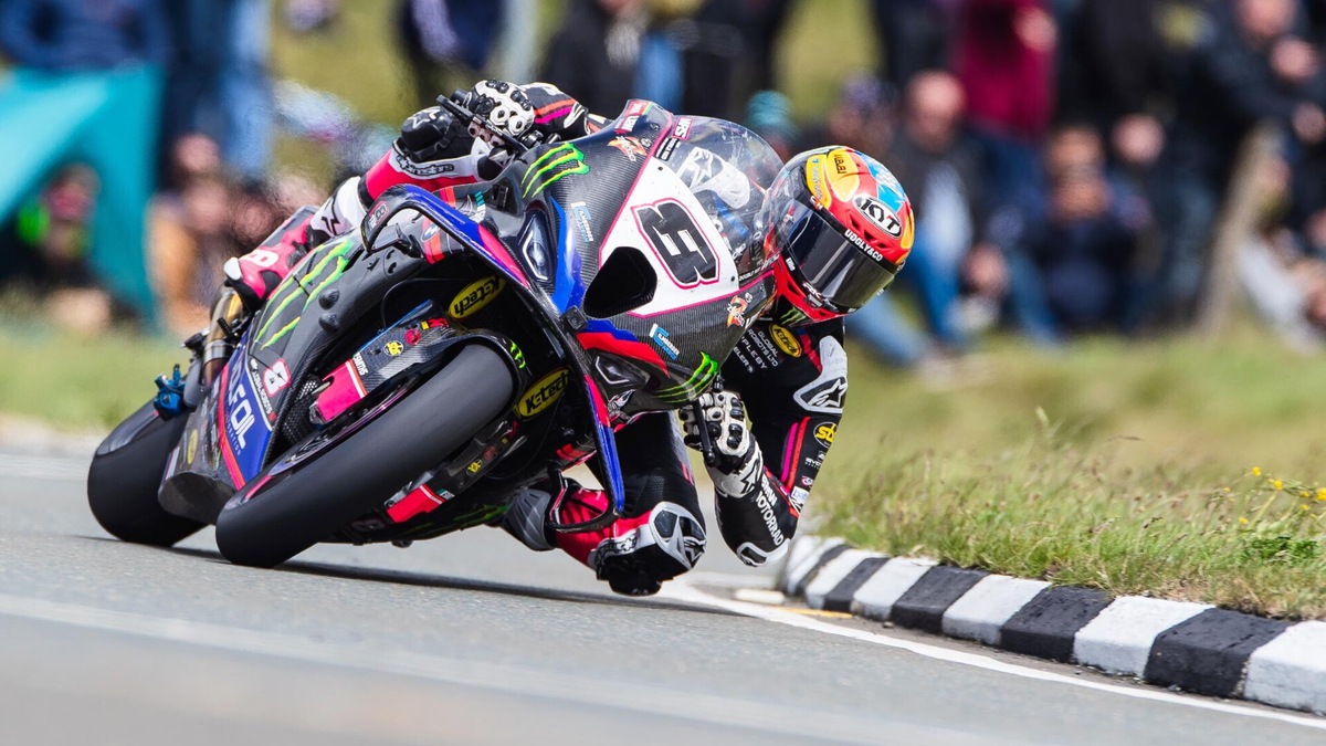 Che inizio al Tourist Trophy 2025: Todd batte Dunlop e trionfa in Superbike