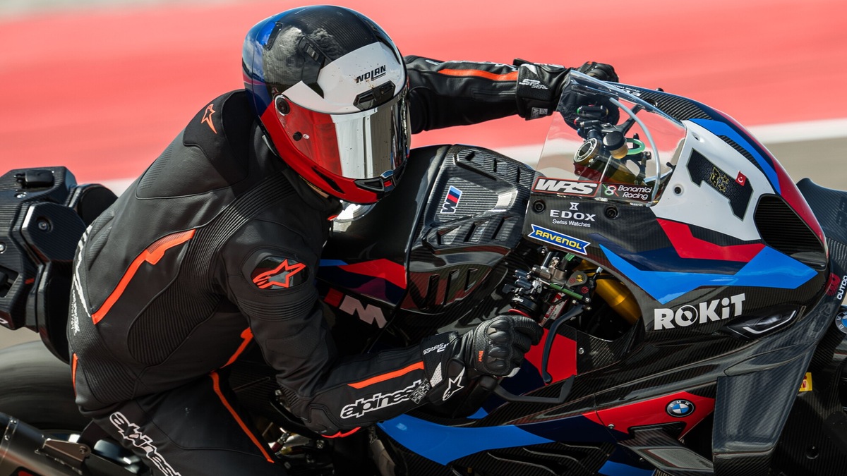 Dentro il sogno SBK: in sella alla BMW M 1000 RR di Razgatlioglu
