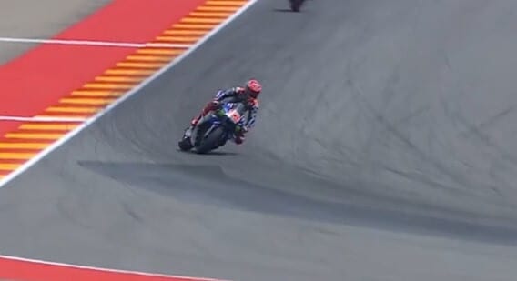 MotoGP, super salvataggio di Quartararo: che rischio! LE FOTO