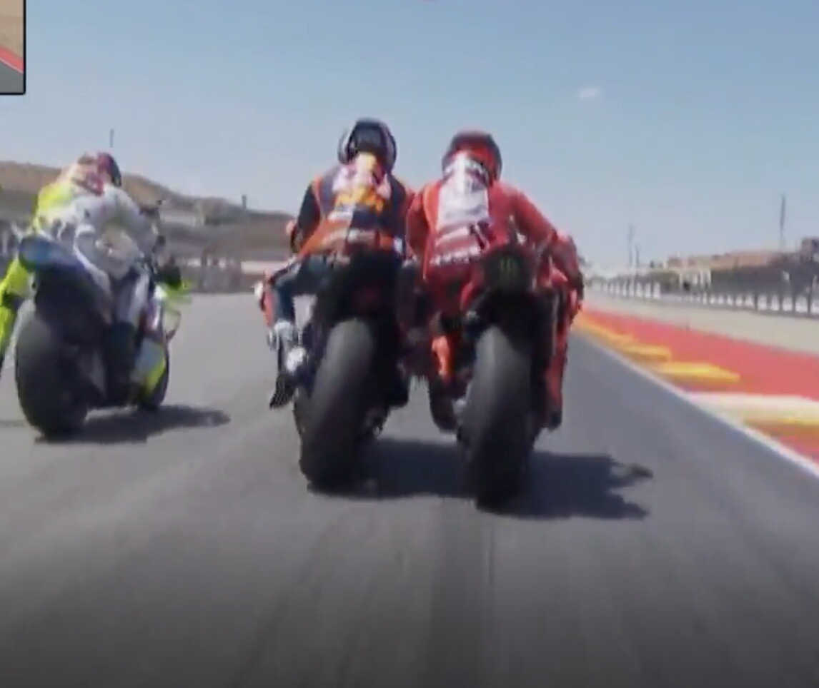 MotoGP, il contatto rischioso tra Marc Marquez e Acosta al via ad Aragon