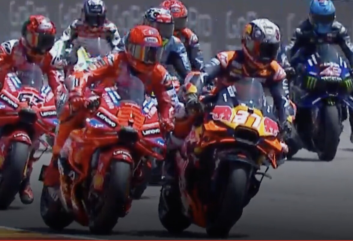 MotoGP, il contatto rischioso tra Marc Marquez e Acosta al via ad Aragon