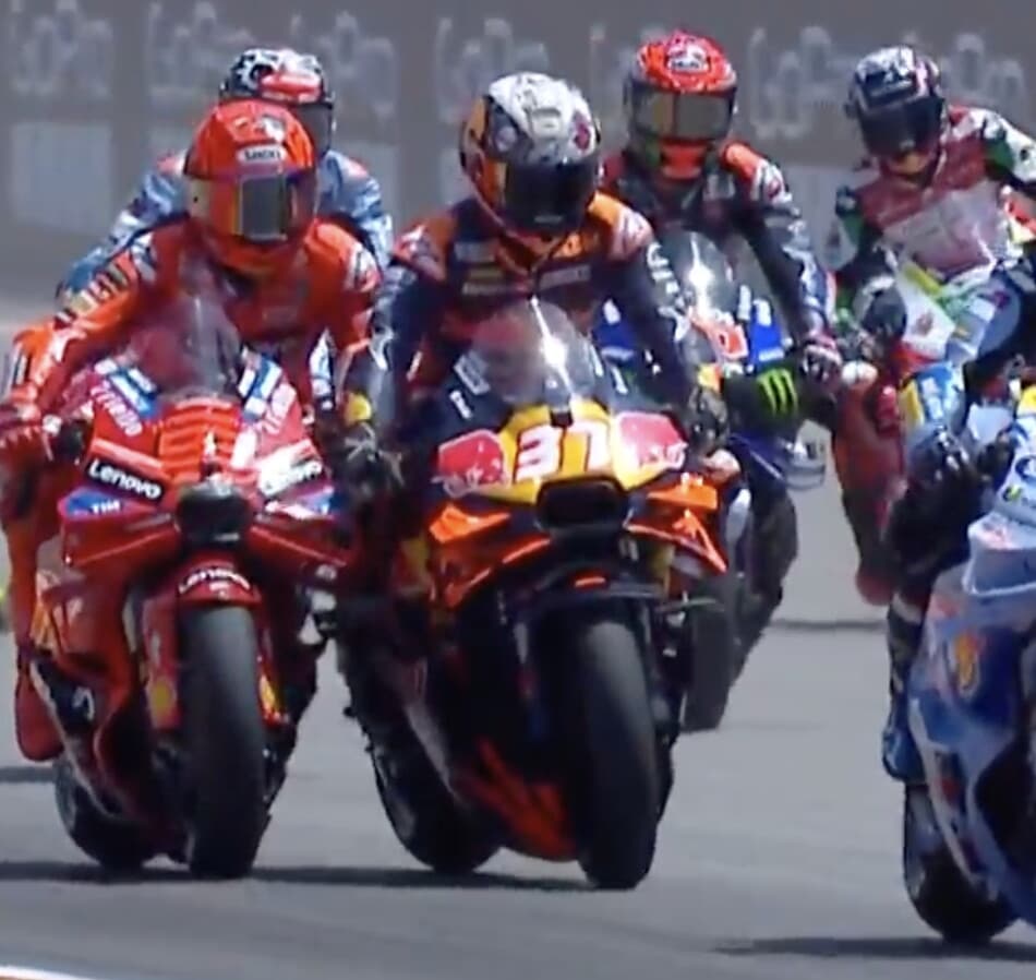 MotoGP, il contatto rischioso tra Marc Marquez e Acosta al via ad Aragon