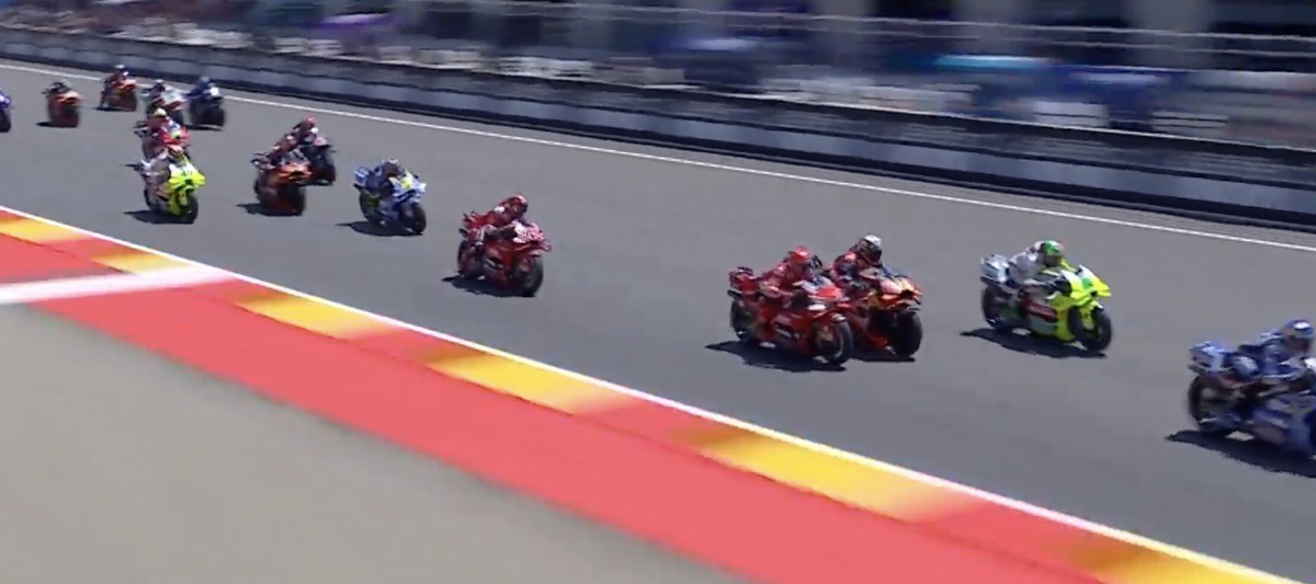 MotoGP, il contatto rischioso tra Marc Marquez e Acosta al via ad Aragon