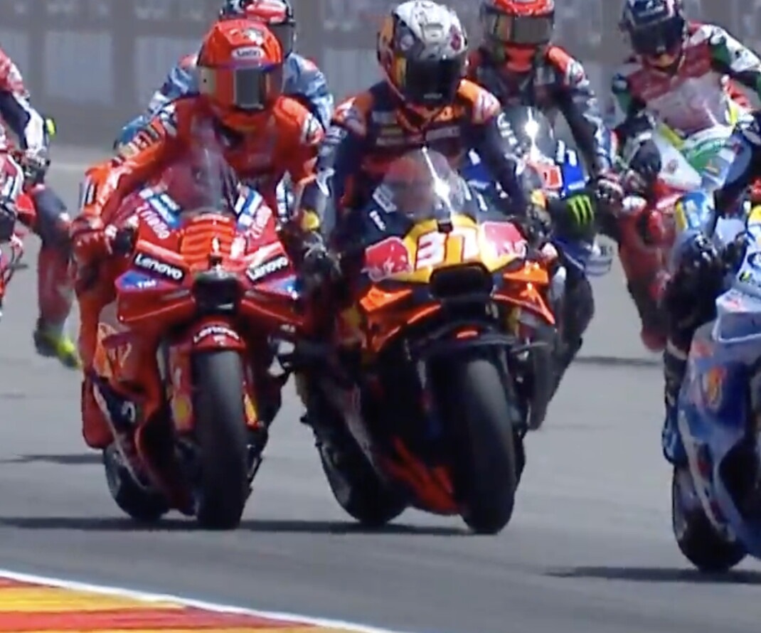 MotoGP, il contatto rischioso tra Marc Marquez e Acosta al via ad Aragon