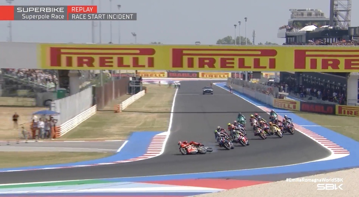 Incredibile a Misano: Bassani stende Bulega al via della Superpole Race. La sequenza