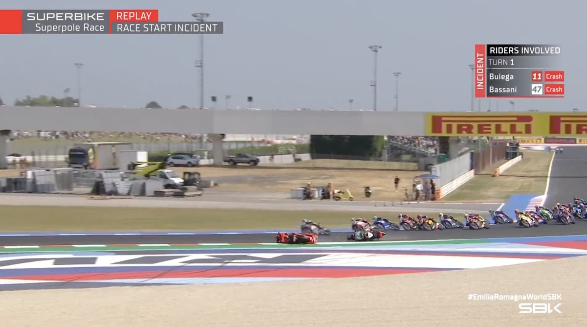 Incredibile a Misano: Bassani stende Bulega al via della Superpole Race. La sequenza