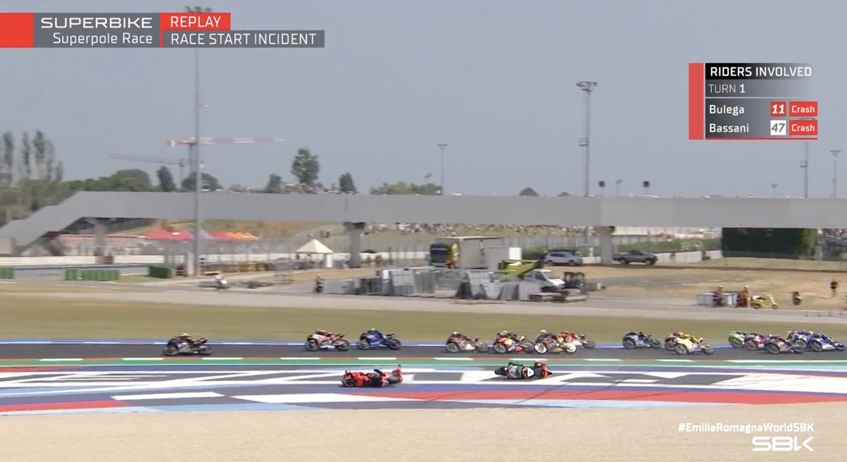 Incredibile a Misano: Bassani stende Bulega al via della Superpole Race. La sequenza