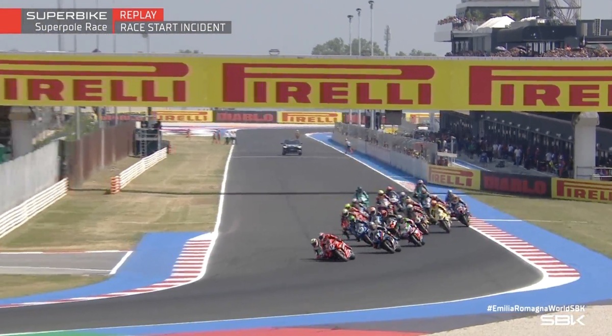 Incredibile a Misano: Bassani stende Bulega al via della Superpole Race. La sequenza