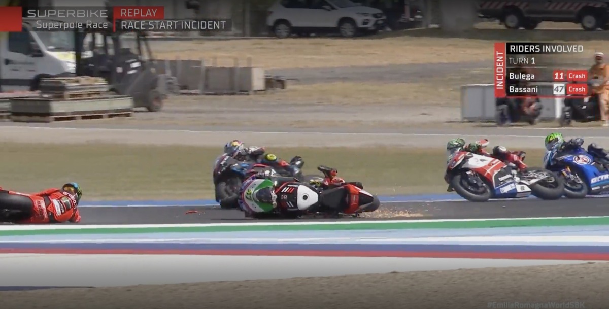 Incredibile a Misano: Bassani stende Bulega al via della Superpole Race. La sequenza