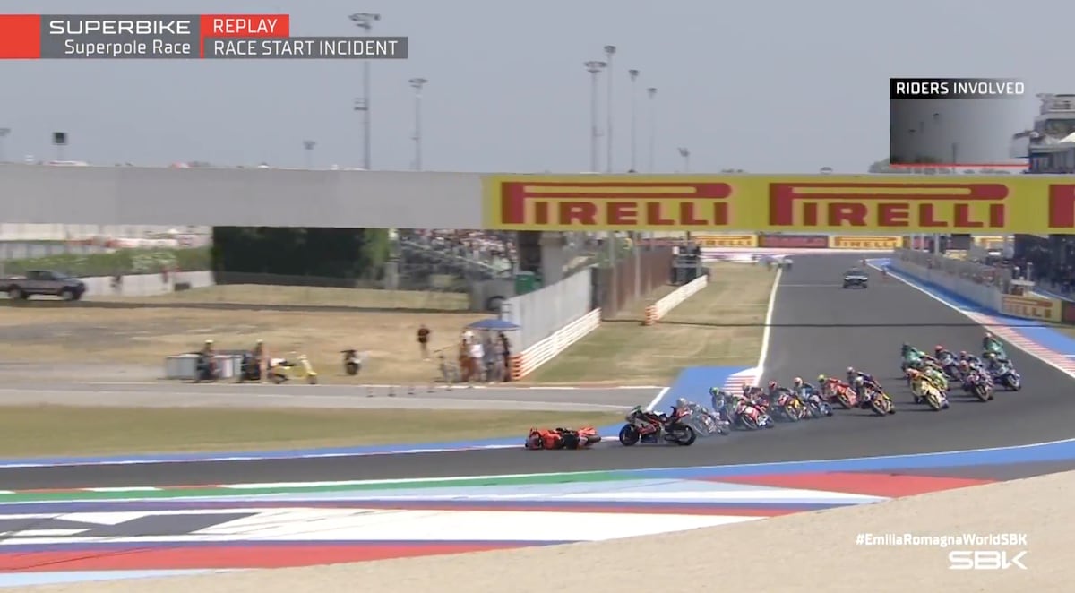 Incredibile a Misano: Bassani stende Bulega al via della Superpole Race. La sequenza