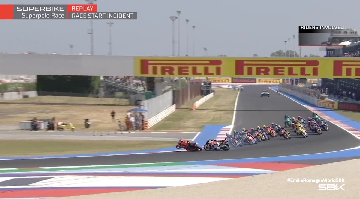 Incredibile a Misano: Bassani stende Bulega al via della Superpole Race. La sequenza