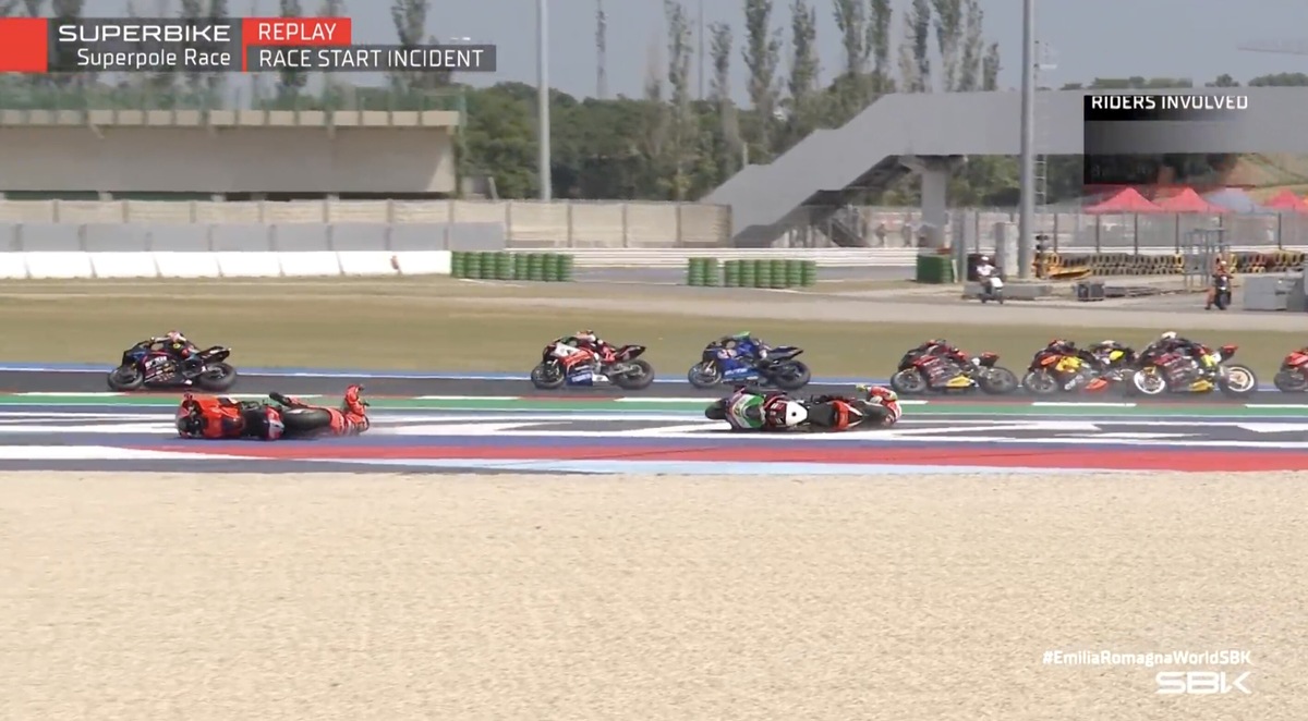 Incredibile a Misano: Bassani stende Bulega al via della Superpole Race. La sequenza
