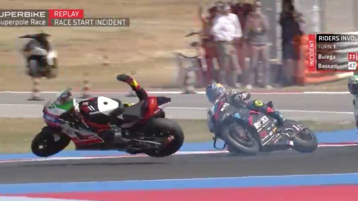 Incredibile a Misano: Bassani stende Bulega al via della Superpole Race. La sequenza
