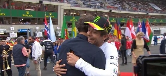Valentino Rossi e Federer, l'abbraccio prima della 24h di Le Mans