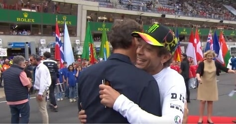 Valentino Rossi e Federer, l'abbraccio prima della 24h di Le Mans