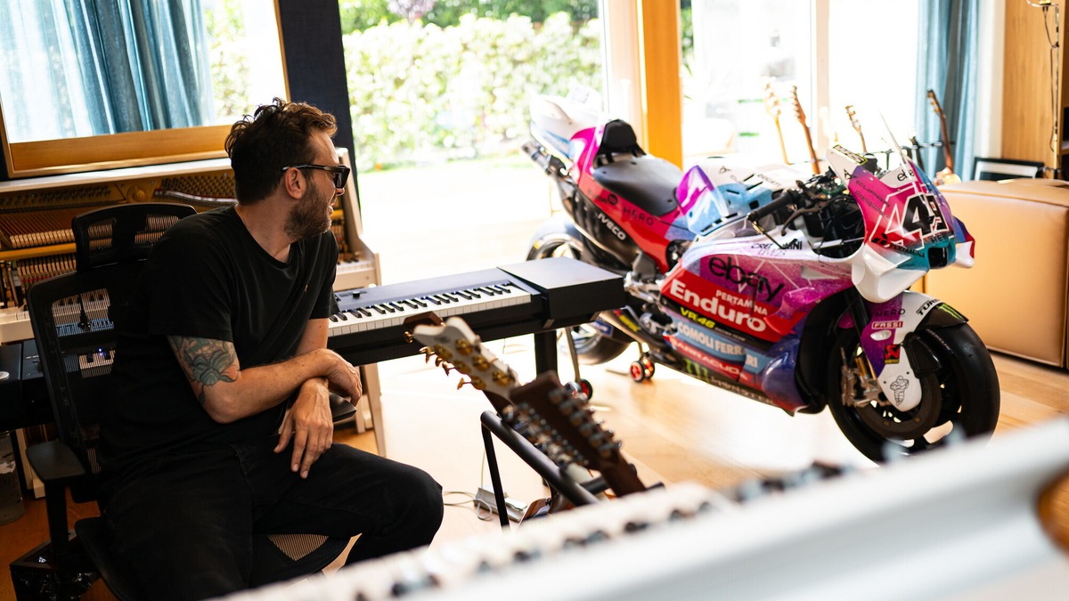 MotoGP, il Team Pertamina Enduro VR46 Racing pronto per gli stadi con Cesare Cremonini