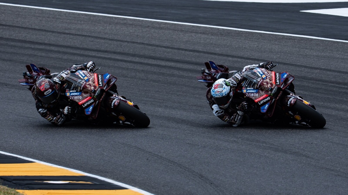MotoGP, Bagnaia in difficoltà, ma la differenza la fa Marquez: il confronto con il passato