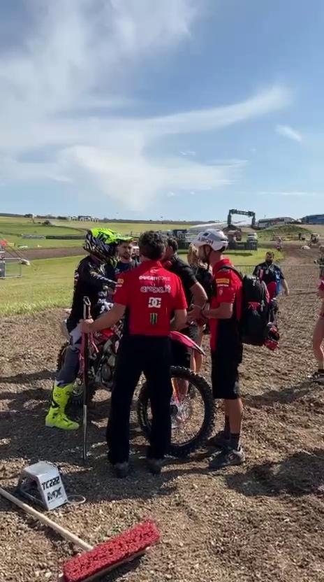 Tony Cairoli a colloquio con il team Ducati in occasione del MXGP in Gran Bretagna