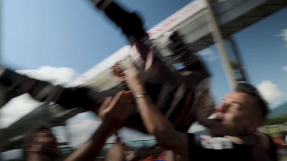 MotoGP, la rischiosa caduta di Marc Marquez in pit lane al Mugello