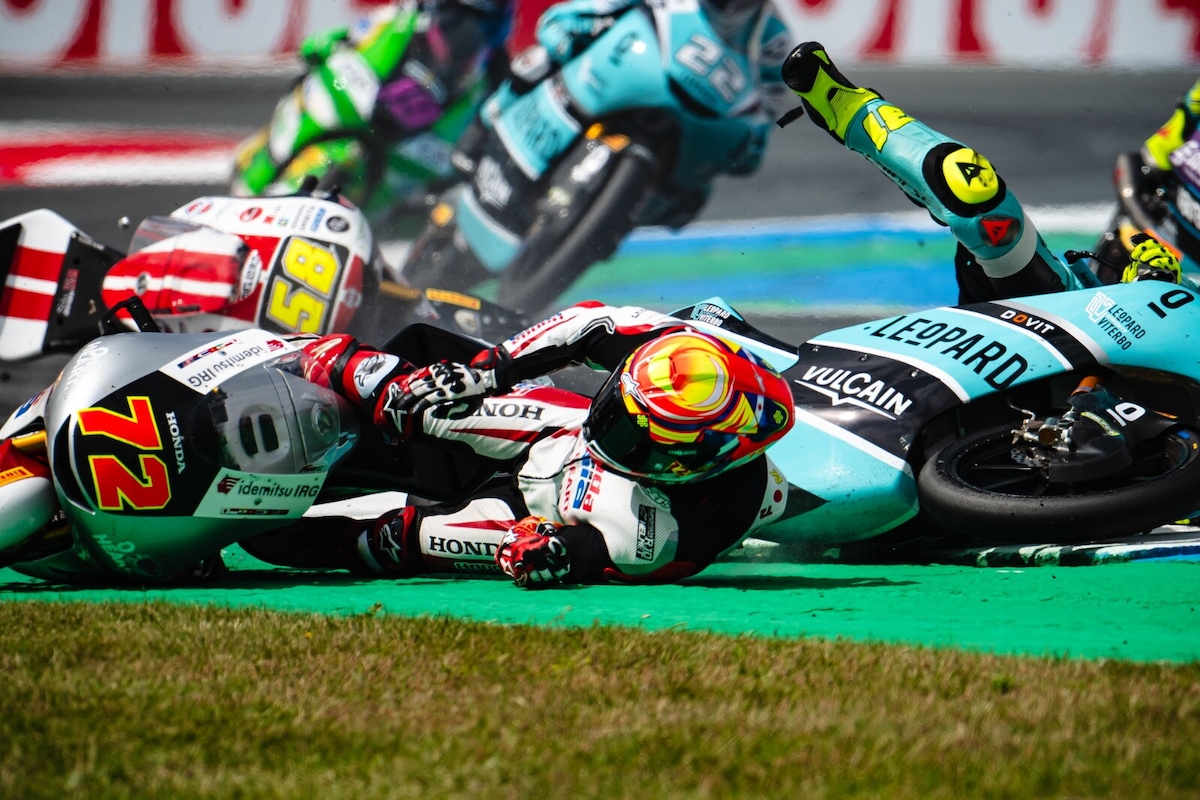 Moto3 Assen, la spaventosa sequenza dell'incidente di Luca Lunetta