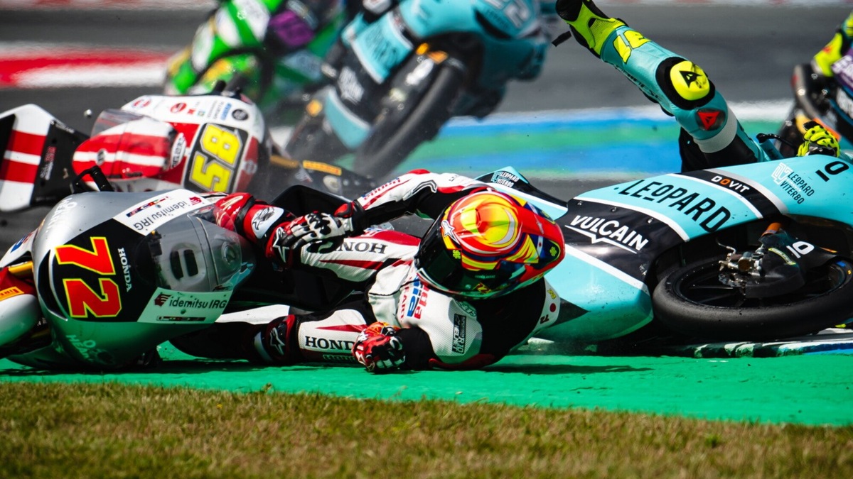 Moto3 Assen, la spaventosa sequenza dell'incidente di Luca Lunetta