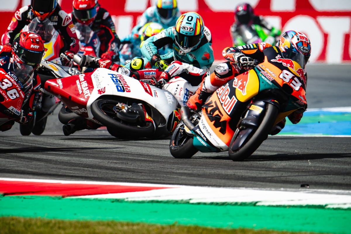 Moto3 Assen, la spaventosa sequenza dell'incidente di Luca Lunetta