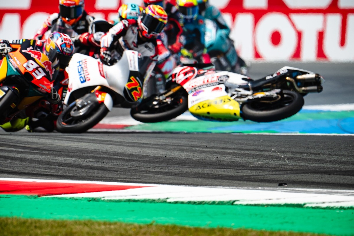 Moto3 Assen, la spaventosa sequenza dell'incidente di Luca Lunetta