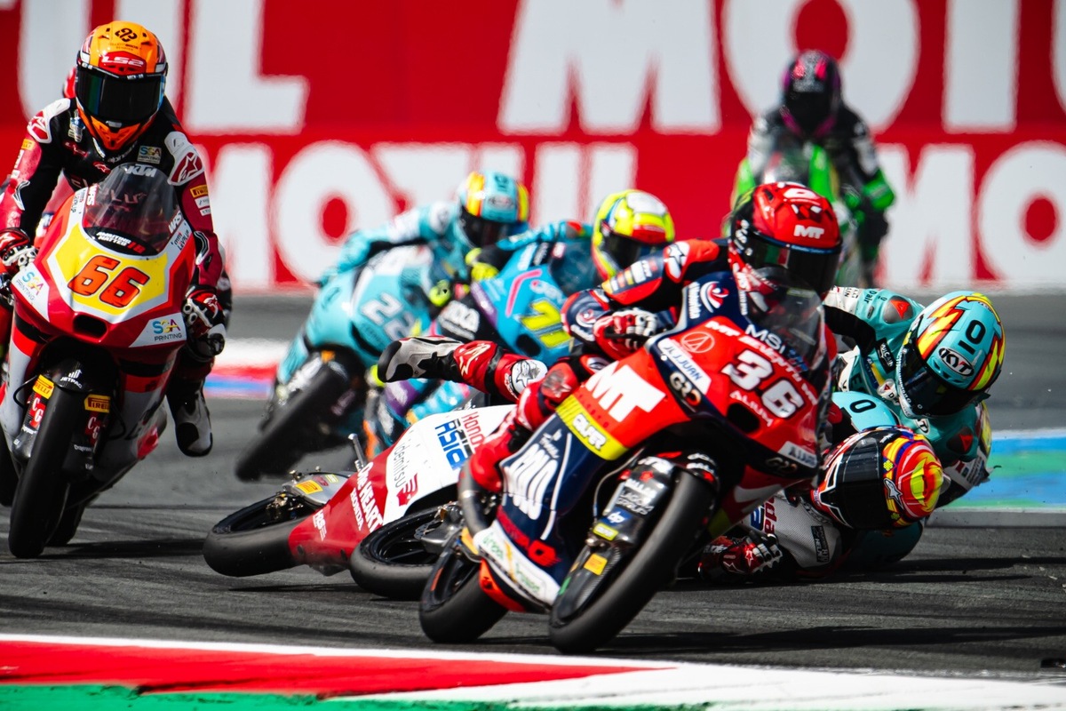 Moto3 Assen, la spaventosa sequenza dell'incidente di Luca Lunetta