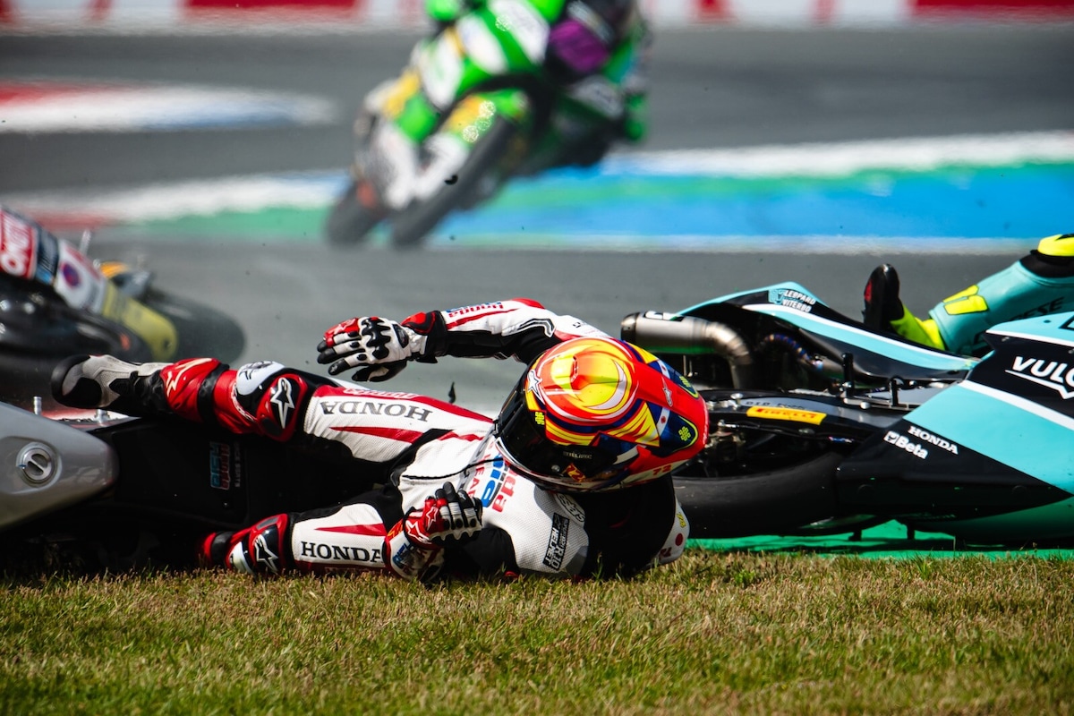 Moto3 Assen, la spaventosa sequenza dell'incidente di Luca Lunetta