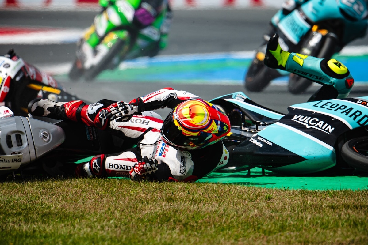 Moto3 Assen, la spaventosa sequenza dell'incidente di Luca Lunetta