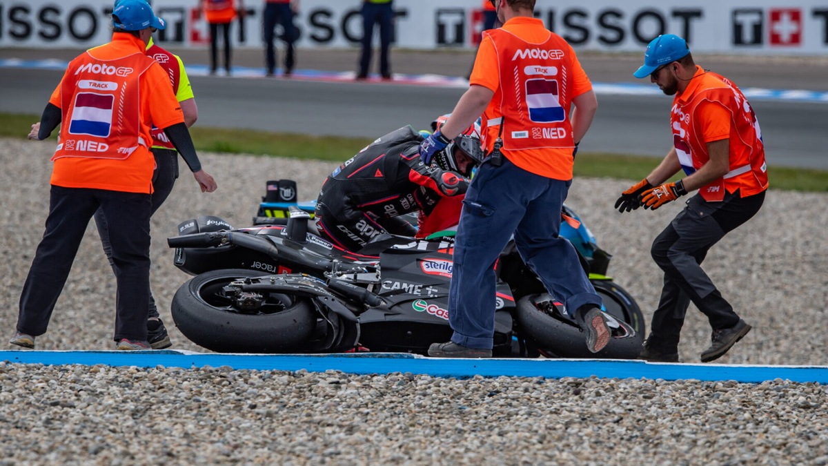 MotoGP, la caduta di Marco Bezzecchi… dopo la bandiera a scacchi!