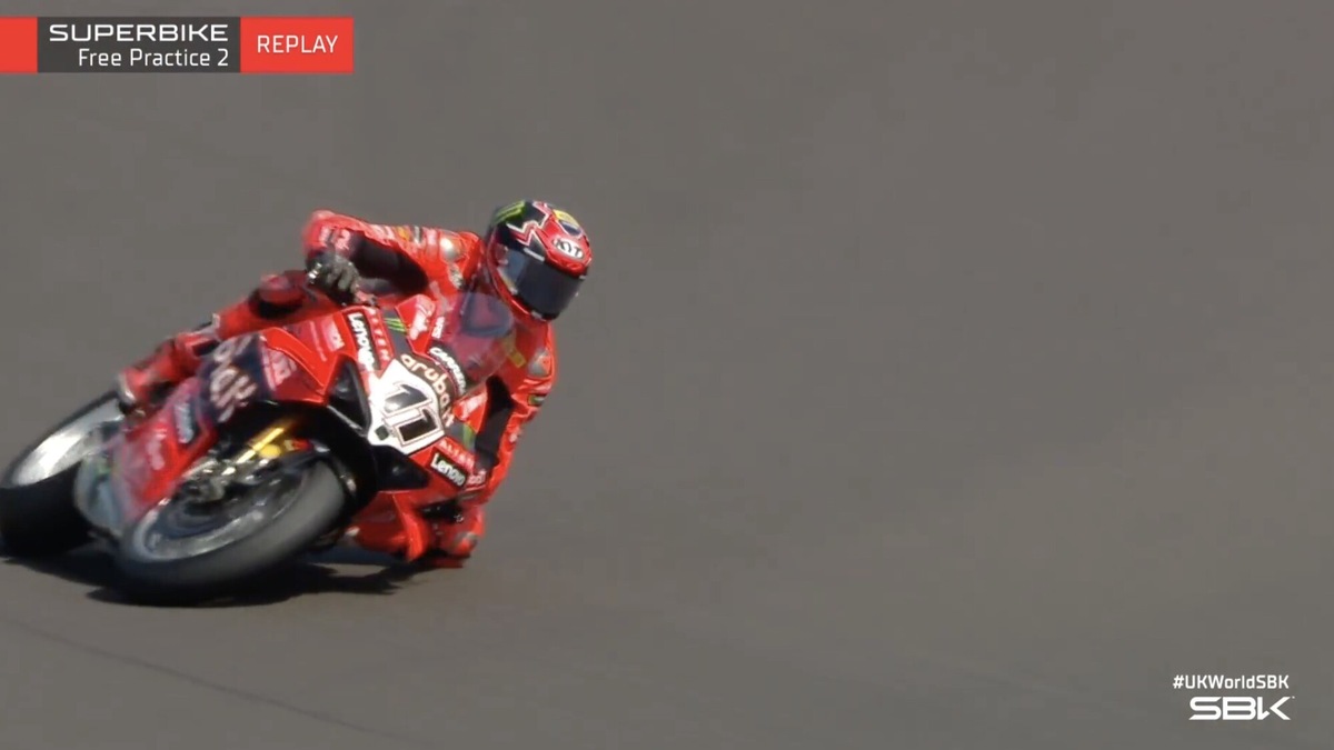 SBK Donington, scivolata al via delle FP2 per Bulega: la sequenza