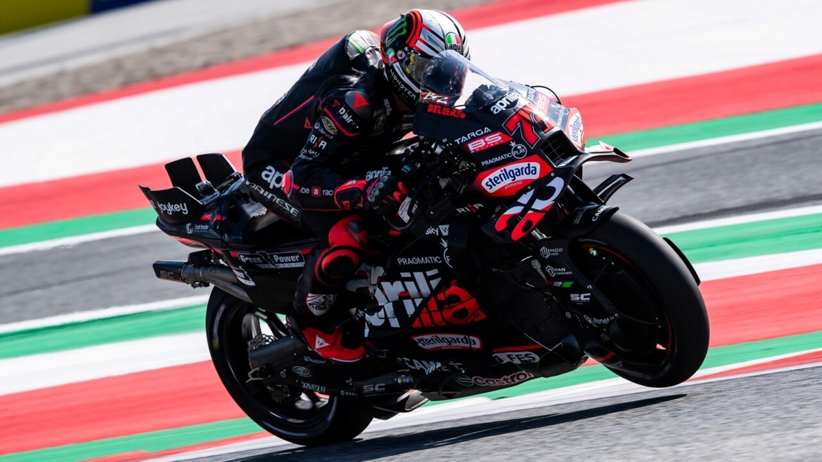 MotoGP Austria, induce Marquez all'errore e batte le Ducati: è Pole per Bezzecchi su Aprilia