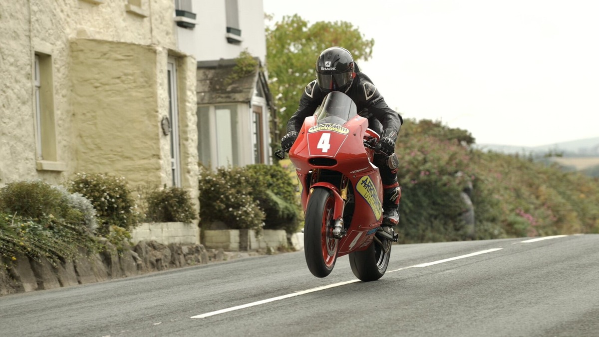 Manx GP: Lewis Arrowsmith porta l'Aprilia al successo nella Supertwin