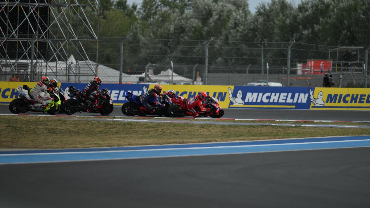 MotoGP , la sequenza del pericolo incidente al via tra Quartararo e Bastianini