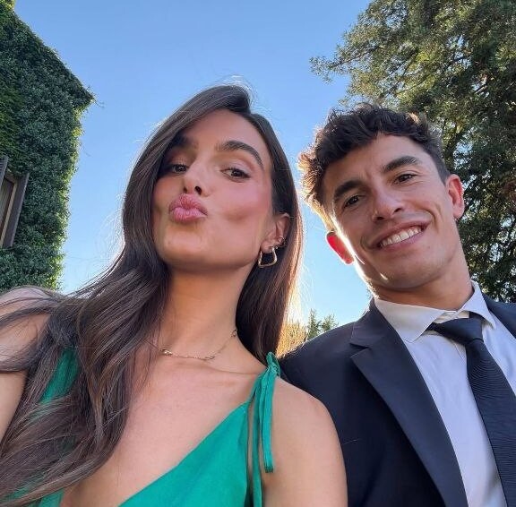 Marc Marquez e Gemma Pinto elegantissimi al matrimonio di Mauro Grassilli