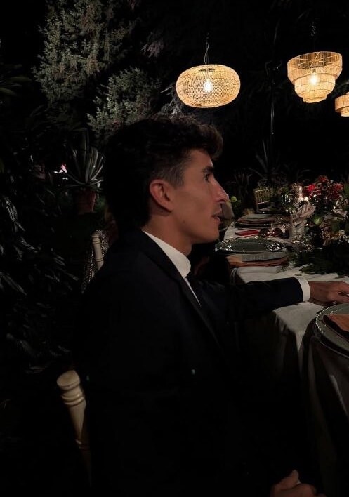 Marc Marquez e Gemma Pinto elegantissimi al matrimonio di Mauro Grassilli