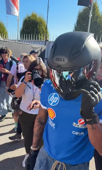 Hamilton da spettacolo a Monza: entra in sella ad una Ducati Panigale V4 Tricolore Italia