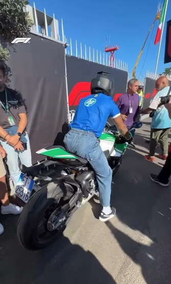 Hamilton da spettacolo a Monza: entra in sella ad una Ducati Panigale V4 Tricolore Italia