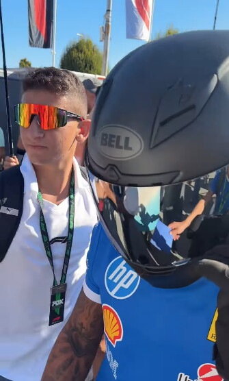 Hamilton da spettacolo a Monza: entra in sella ad una Ducati Panigale V4 Tricolore Italia