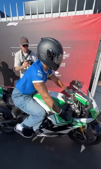 Hamilton da spettacolo a Monza: entra in sella ad una Ducati Panigale V4 Tricolore Italia
