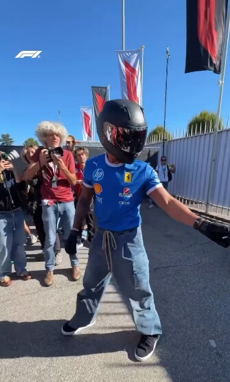 Hamilton da spettacolo a Monza: entra in sella ad una Ducati Panigale V4 Tricolore Italia