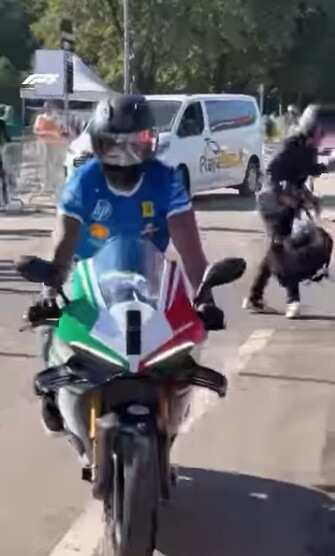 Hamilton da spettacolo a Monza: entra in sella ad una Ducati Panigale V4 Tricolore Italia