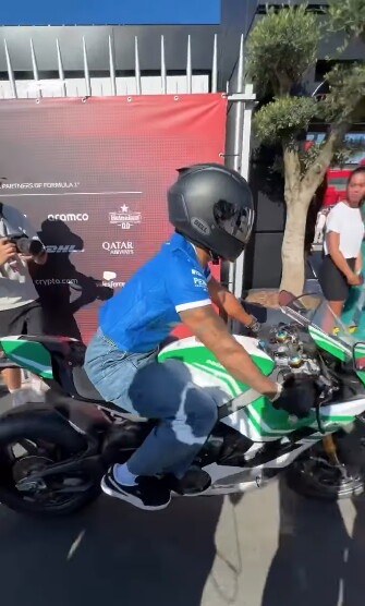 Hamilton da spettacolo a Monza: entra in sella ad una Ducati Panigale V4 Tricolore Italia